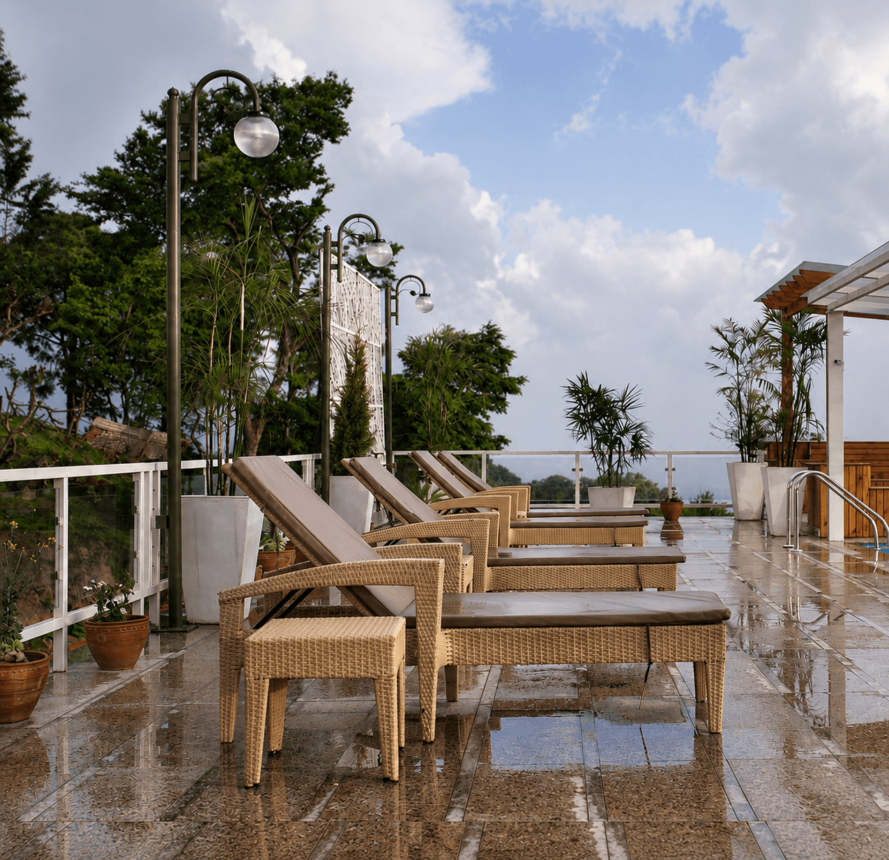 POOLSIDE LOUNGER